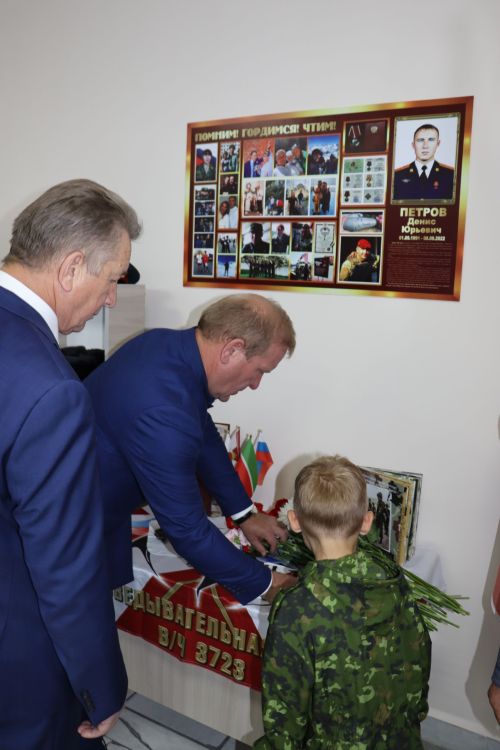 Открыли школьный мемориал, памятник, установили табличку Денису Петрову-2023