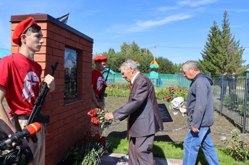 Открыли школьный мемориал, памятник, установили табличку Денису Петрову-2023