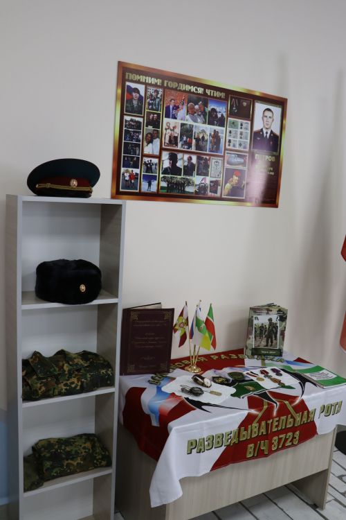 Открыли школьный мемориал, памятник, установили табличку Денису Петрову-2023