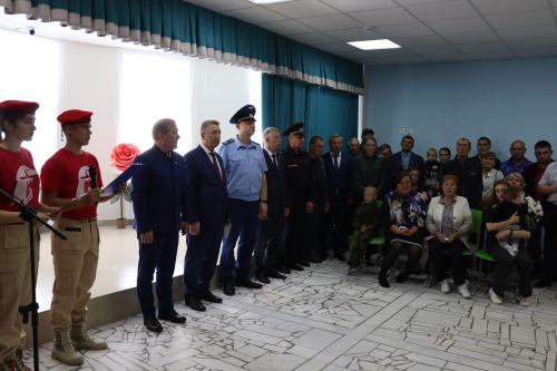 Открыли школьный мемориал, памятник, установили табличку Денису Петрову-2023
