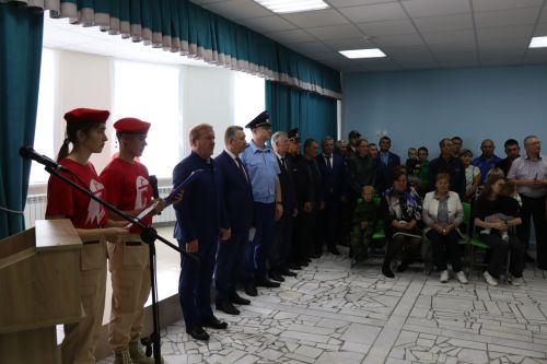 Открыли школьный мемориал, памятник, установили табличку Денису Петрову-2023