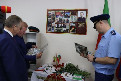 Открыли школьный мемориал, памятник, установили табличку Денису Петрову-2023