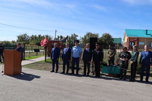 Открыли школьный мемориал, памятник, установили табличку Денису Петрову-2023