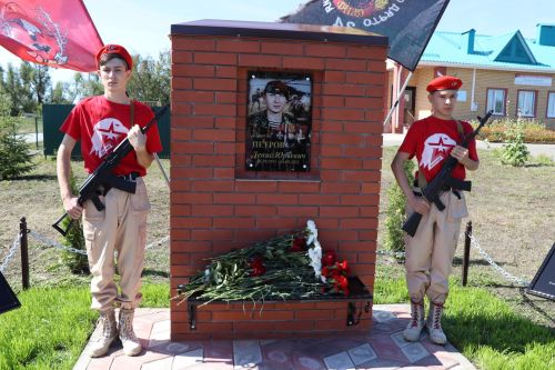 Открыли школьный мемориал, памятник, установили табличку Денису Петрову-2023