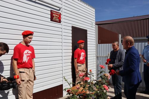 Открыли школьный мемориал, памятник, установили табличку Денису Петрову-2023