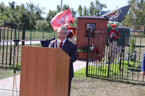 Открыли школьный мемориал, памятник, установили табличку Денису Петрову-2023