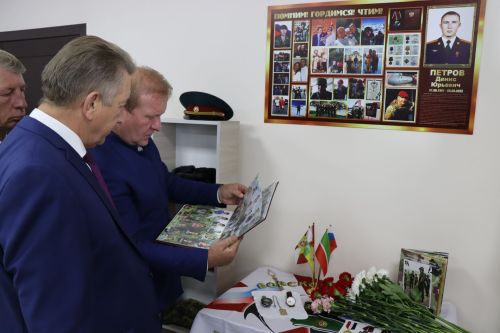 Открыли школьный мемориал, памятник, установили табличку Денису Петрову-2023