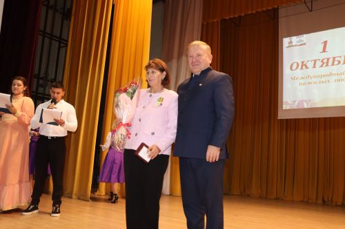 В районном доме культуры был праздничный концерт по случаю Международного Дня пожилых людей