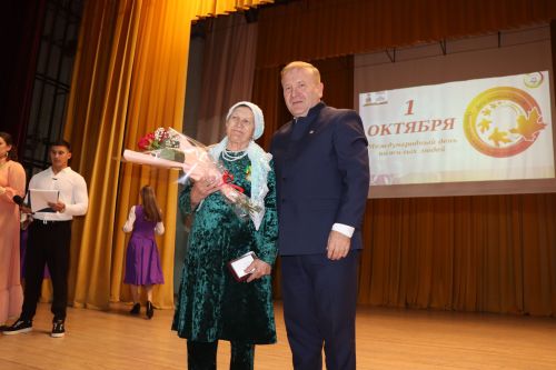 В районном доме культуры был праздничный концерт по случаю Международного Дня пожилых людей