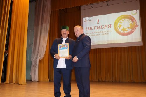 В районном доме культуры был праздничный концерт по случаю Международного Дня пожилых людей