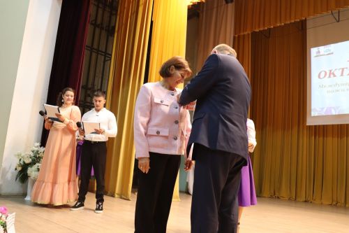 В районном доме культуры был праздничный концерт по случаю Международного Дня пожилых людей