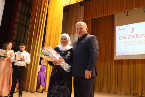 В районном доме культуры был праздничный концерт по случаю Международного Дня пожилых людей