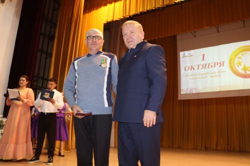 В районном доме культуры был праздничный концерт по случаю Международного Дня пожилых людей