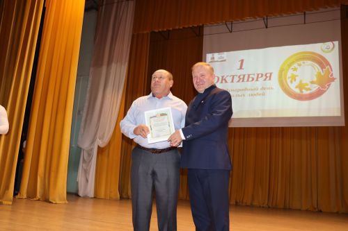 В районном доме культуры был праздничный концерт по случаю Международного Дня пожилых людей