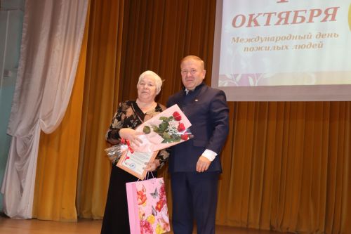 В районном доме культуры был праздничный концерт по случаю Международного Дня пожилых людей