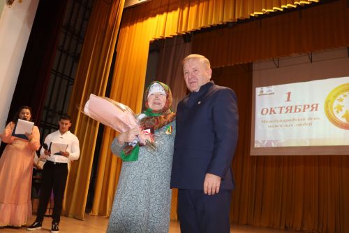 В районном доме культуры был праздничный концерт по случаю Международного Дня пожилых людей
