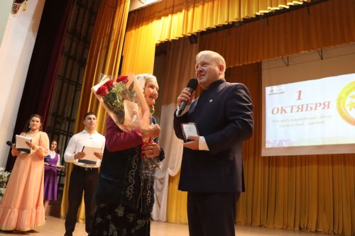В районном доме культуры был праздничный концерт по случаю Международного Дня пожилых людей