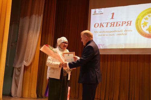 В районном доме культуры был праздничный концерт по случаю Международного Дня пожилых людей