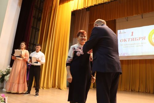 В районном доме культуры был праздничный концерт по случаю Международного Дня пожилых людей