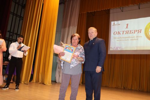 В районном доме культуры был праздничный концерт по случаю Международного Дня пожилых людей
