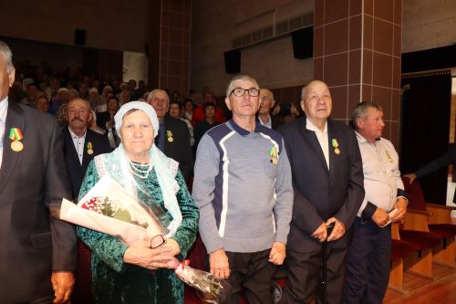 В районном доме культуры был праздничный концерт по случаю Международного Дня пожилых людей