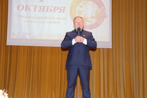 В районном доме культуры был праздничный концерт по случаю Международного Дня пожилых людей