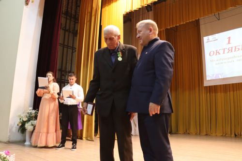 В районном доме культуры был праздничный концерт по случаю Международного Дня пожилых людей