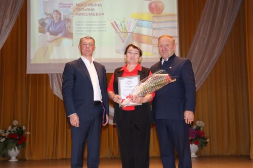 Педагогов Дрожжановского района РТ поздравили с наступающим профессиональным праздником