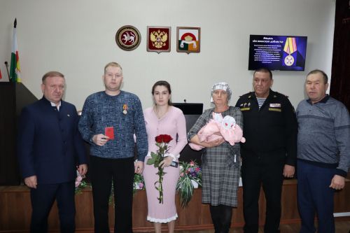 Передача наград семьям героев СВО в Дрожжановском районе РТ -2025