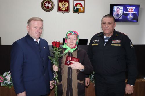 Передача наград семьям героев СВО в Дрожжановском районе РТ -2025