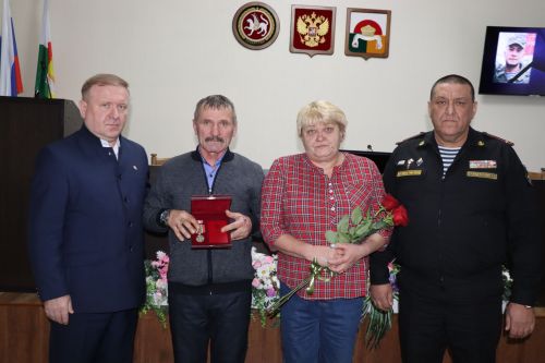 Передача наград семьям героев СВО в Дрожжановском районе РТ -2025