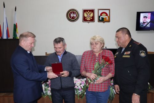 Передача наград семьям героев СВО в Дрожжановском районе РТ -2025