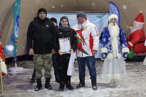 Центральная новогодняя ёлка торжественно зажглась в Дрожжановском районе