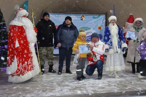 Центральная новогодняя ёлка торжественно зажглась в Дрожжановском районе