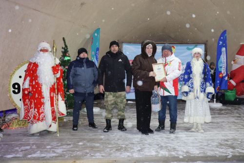 Центральная новогодняя ёлка торжественно зажглась в Дрожжановском районе