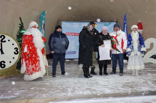 Центральная новогодняя ёлка торжественно зажглась в Дрожжановском районе