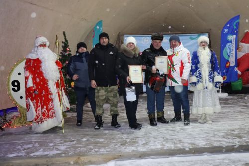 Центральная новогодняя ёлка торжественно зажглась в Дрожжановском районе