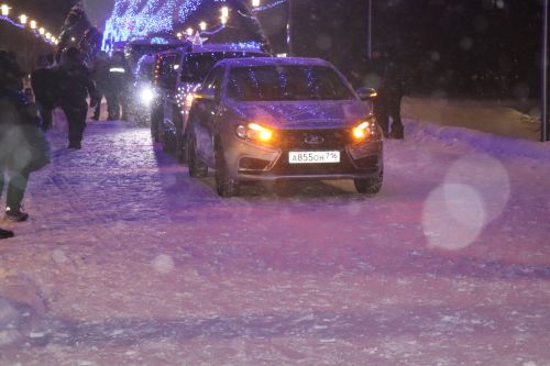 Центральная новогодняя ёлка торжественно зажглась в Дрожжановском районе