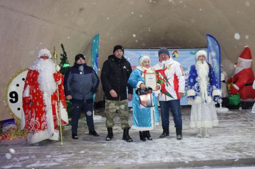 Центральная новогодняя ёлка торжественно зажглась в Дрожжановском районе