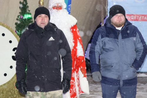 Центральная новогодняя ёлка торжественно зажглась в Дрожжановском районе
