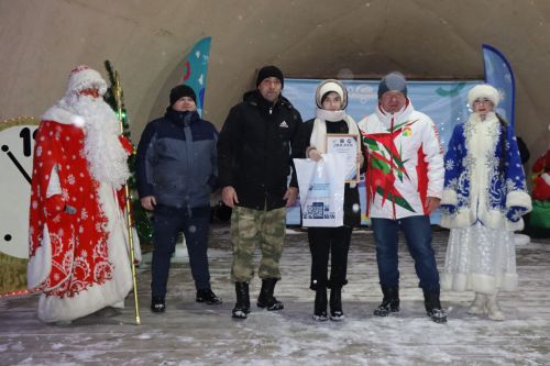 Центральная новогодняя ёлка торжественно зажглась в Дрожжановском районе