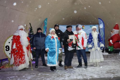 Центральная новогодняя ёлка торжественно зажглась в Дрожжановском районе