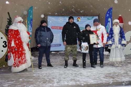 Центральная новогодняя ёлка торжественно зажглась в Дрожжановском районе