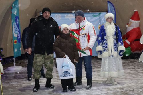 Центральная новогодняя ёлка торжественно зажглась в Дрожжановском районе