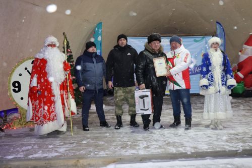 Центральная новогодняя ёлка торжественно зажглась в Дрожжановском районе