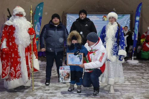 Центральная новогодняя ёлка торжественно зажглась в Дрожжановском районе