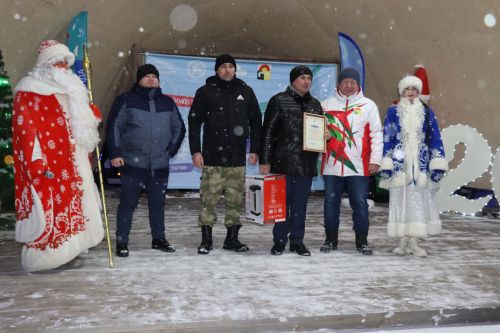Центральная новогодняя ёлка торжественно зажглась в Дрожжановском районе