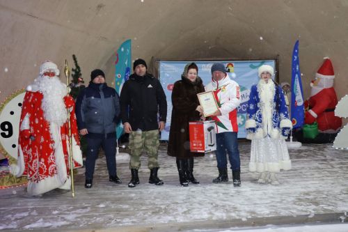 Центральная новогодняя ёлка торжественно зажглась в Дрожжановском районе
