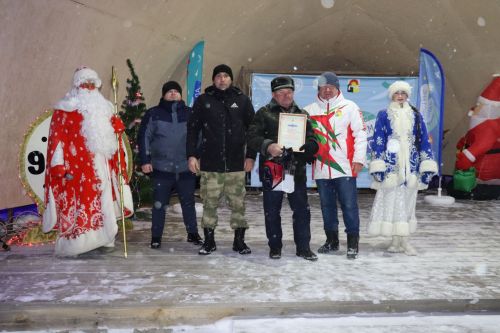 Центральная новогодняя ёлка торжественно зажглась в Дрожжановском районе