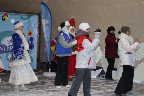 Центральная новогодняя ёлка торжественно зажглась в Дрожжановском районе